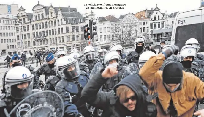  ??  ?? La Policía se enfrenta a un grupo
de manifestan­tes en Bruselas