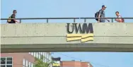  ?? MIKE DE SISTI / MILWAUKEE JOURNAL SENTINEL ?? University of Wisconsin-Milwaukee students walk to classes in this file photo.