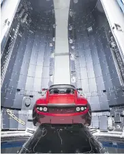  ??  ?? Este es el Tesla rojo, a bordo del Falcon Heavy.