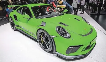  ?? Vyjde na více než osm a půl milionu korun. Vyvedeno je v netradiční zelené barvě. FOTO ČTK/ AP ?? Porsche 911 GT3 RS