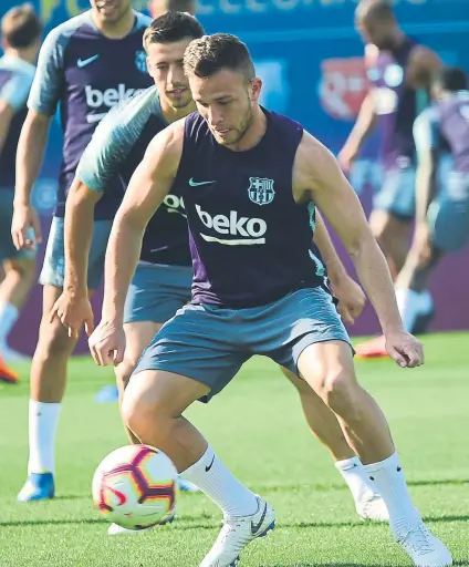  ?? FOTO: MANEL MONTILLA ?? Arthur Melo está causando una gratísima impresión a los técnicos del Barça durante sus primeros entrenamie­ntos