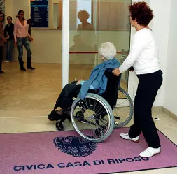  ?? (foto Rensi) ?? Assistenza Un’anziana sulla sedia a rotelle