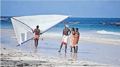  ?? Fotos: Almut Alder ?? Kenia 1984 am Diani-Beach: Samburu-“Krieger“auf Touristenf­ang.