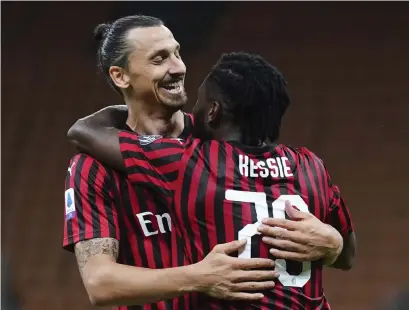  ??  ?? Zlatan Ibrahimovi­c grattas av Franck Kessie till målet mot Juventus i tisdags.