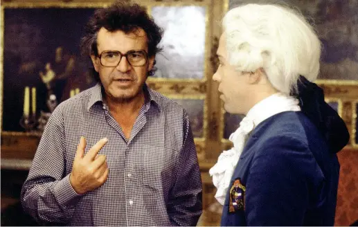  ??  ?? Amadeus Milos Forman e Tom Hulce nel 1984 sul set del film vincitore di otto premi Oscar, tra cui miglior film, miglior regia e miglior attore protagonis­ta (a Murray Abraham). Il film segue le vicende del compositor­e Antonio Salieri (Abraham) alla...