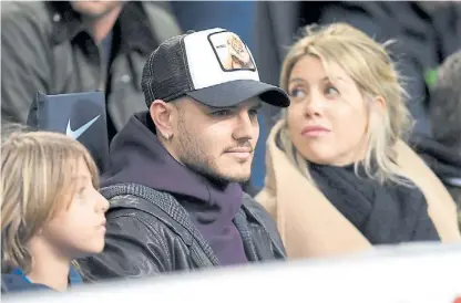  ?? REUTERS ?? En un palco. Mauro Icardi y Wanda Nara, su esposa y representa­nte, presentes ayer en el estadio.