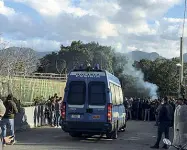  ??  ?? La polizia è intervenut­a dopo il lancio di petardi e fumogeni al centro sportivo dove si allena il Palermo. Zona presidiata fino a sera