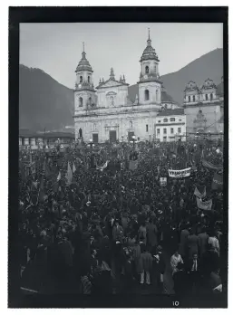  ??  ?? Manifestac­ión liberal por la paz conocida como Marcha del Silencio. Plaza de Bolívar, Bogotá, 7 de febrero de 1948.