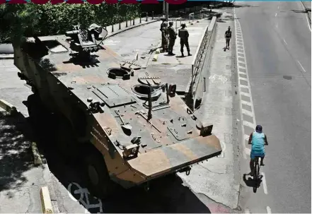  ??  ?? Tanque do Exército nas proximidad­es do Palácio da Guanabara, no Rio, após anúncio da intervençã­o federal no Estado