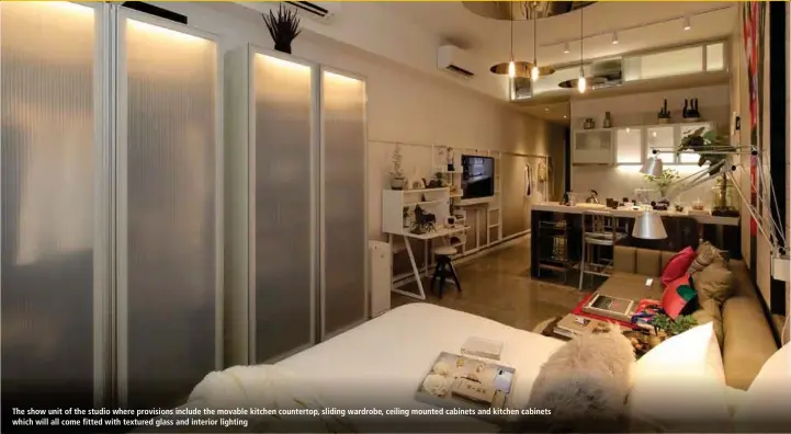  ?? PICTURES: SAMUEL ISAAC CHUA/THE EDGE SINGAPORE ?? The show unit of the studio where provisions include the movable kitchen countertop, sliding wardrobe, ceiling mounted cabinets and kitchen cabinets which will all come fitted with textured glass and interior lighting