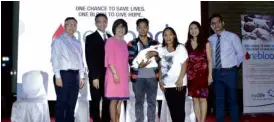  ??  ?? From left: Dr. Allan Robert Racho of St. Luke’s Medical Center; Dr. Arvin Faundo, medical director of Cordlife Philippine­s; Tan Poh Lan, COO of Cordlife Group Ltd.; The Lacanlale family, One Blood beneficiar­y; Dr. Valerie Guinto of Philippine Society...