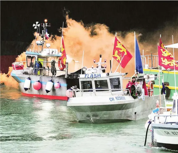  ??  ?? Pescadores franceses protestan con sus barcos frente a la isla de Jersey, ayer