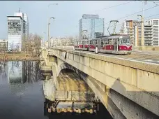  ?? Foto: Michal Sváček, MAFRA ?? Podepřený most Město znovu vpustilo auta a tramvaje na Libeňský most, vozidla nesmějí být těžší než šest tun.