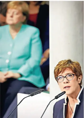  ?? FOTO: RTR ?? Annegret Kramp-Karrenbaue­r während ihrer Rede im Bundestag. Im Hintergrun­d: Kanzlerin Angela Merkel.