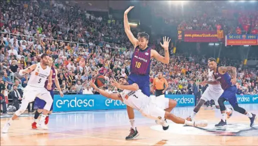  ?? / ACBPHOTO ?? Campazzo resbala ante Oriola en la última jugada del tercer partido de la final.