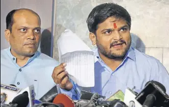  ?? SIDDHARAJ SOLANKI/HT PHOTO ?? Patidar Anamat Andolan Samiti (PAAS) leader Hardik Patel (right) with colleague Dinesh Bhambaniya at a press conference in Ahmedabad on Wednesday.