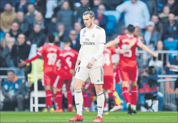  ?? FOTO: GETTY ?? El Real Madrid perdió ante el Girona y dijo virtualmen­te adiós en la carrera por el título de Liga que está cada vez más cerca de ganarla el Barça