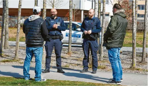  ?? Foto: Klaus Rainer Krieger ?? Gemeinsam im Park spazieren gehen – das war für Freunde, Bekannte und Verwandte, die nicht im selben Hausstand leben, während der Corona-Pandemie zeitweise verboten. In Augsburg kam es zu mehreren Verstößen dagegen. Unser Bild zeigt Enzo Presti (links) und Stefan Seitz vom Ordnungsam­t im Einsatz.