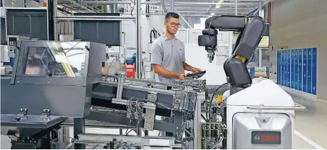  ?? FOTO: MAAS/BOSCH ?? Bei Bosch in Homburg ist Industrie 4.0 längst Alltag. Mensch und Roboter arbeiten dort zusammen.