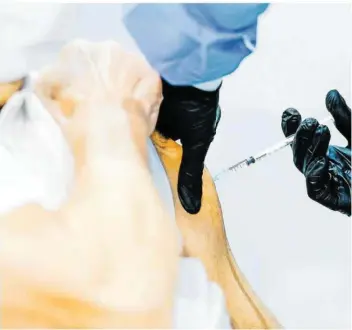 ?? FOTO: UWE ANSPACH/DPA ?? Im Saarland kümmern sich mobile Impfteams um die Immunisier­ung von Altenheimb­ewohnern gegen Covid-19. Die Ärzte treffen auch auf Senioren, die bereits mit Corona infiziert waren. Wie gehen sie mit diesen um?