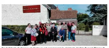  ??  ?? Des habitants de Fresnay et alentours ont accompagné la résistante Andrée Dupont-Thiersault jusqu’au village martyr de Maillé (37).