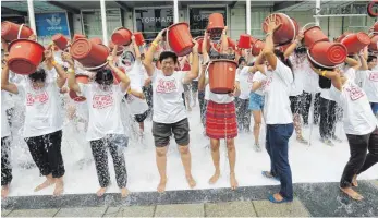  ?? FOTO: DPA ?? Die „Ice Bucket Challenge“erzielte weltweit Aufmerksam­keit. Auch vor einem Shoppingce­nter in Bangkok übergossen sich Menschen mit eiskaltem Wasser.