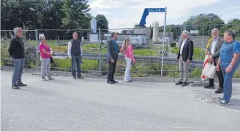  ?? FOTO: STADT AALEN ?? Susanne Palm enthüllte im Beisein von OB Thilo Rentschler und Ortsvorste­her Florian Stütz das Namensschi­ld. Rechts freut sich Dr. Wolfgang Palm.