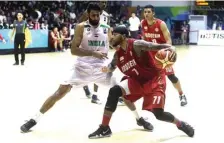  ?? CHANDRA SATWIKA/JAWA POS ?? ULET: Jamarr Andre Johnson berusaha melewati pemain India Singh Yadwinder pada final basket di hall basket Senayan, Jakarta (12/2).