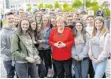  ?? ARCHIVFOTO: BERGMANN ?? Schüler aus Unterschne­idheim treffen im Sommer 2019 auf dem Pariser Platz in Berlin Kanzlerin Merkel.