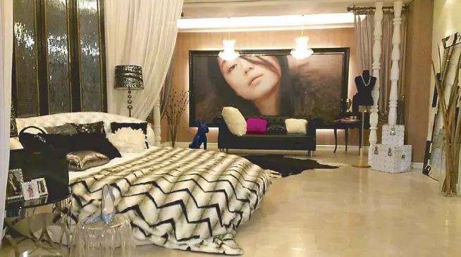  ??  ?? Bedroom drama: Reproducti­on of the bedroom of Cheon Song I that appears in My Love from the Star