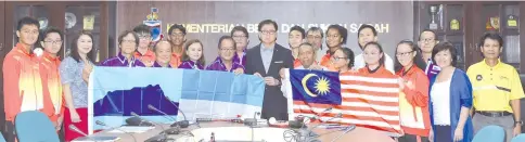  ??  ?? TRY YOUR BEST: Poon (centre) poses for a group photo during a courtesy from Sabah Soft Tennis Associatio­n here yesterday.