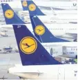  ?? Foto: Christoph Schmidt, dpa ?? Lufthansa-Mitarbeite­rn stehen harte Zeiten bevor.