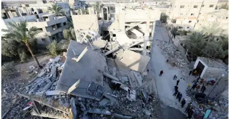  ?? ?? Gaza: A view of the damaged building after Israeli air strikes in Rafah.