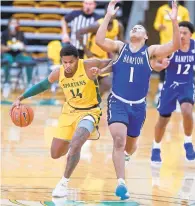  ?? JONATHAN GRUENKE/STAFF FILE ?? Guard Devante Carter leads Norfolk State, center, with 16.1 points per game.