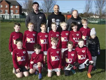  ??  ?? Darren Randolph visited his old club Ardmore Rovers for their Sunday morning training. He is pictured with the under-9s and their managers Dan Kiely and Damien Breen.