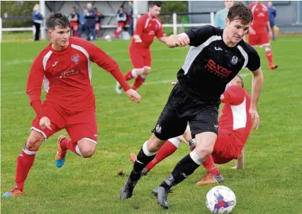  ??  ?? On the run Wishaw’s Paul Mcgeogh tries to create a chance for his side against Cambuslang Rangers
Pic by Norman Inglis