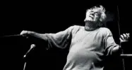  ??  ?? Podio Il direttore e compositor­e americano Leonard Bernstein