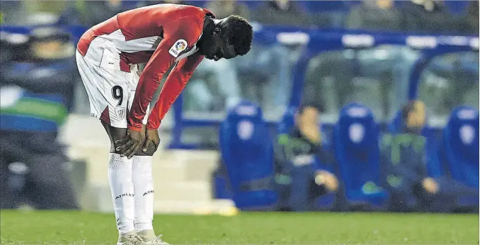  ??  ?? Iñaki Williams revela la seva desesperac­ió en l’últim partit de Lliga al camp del Llevant, on l’ Athletic va sucumbir per 3-0.