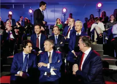  ?? FOTO AP ?? De partijleid­ers keuvelend in afwachting van het slotdebat: vooraan Klaver (GroenLinks), Buma (CDA), Roemer (SP), tweede rij Asscher (PvdA), Pechtold (D66) en Wilders (PVV), rechtstaan­d Rutte (VVD).