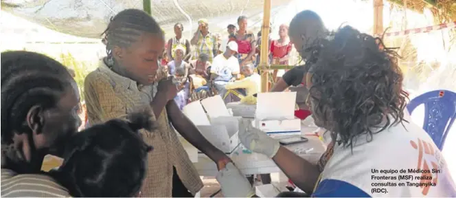  ??  ?? Un equipo de Médicos Sin Fronteras (MSF) realiza consultas en Tanganyika (RDC).