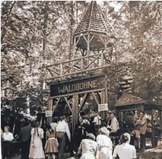  ?? FOTOS(2): WALDBÜHNE ?? Irgendwie ähnlich und doch ganz anders als heute: der Eingang zur Waldbühne im Jahr 1951.