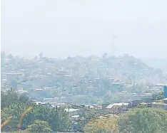  ?? FOTO: MARVIN SALGADO ?? Así luce la capital, con un ambiente lleno de humo, producto de los incendios forestales que se han registrado.