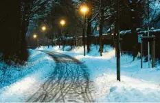  ?? Foto: Marcus Merk ?? Sind Radwege im Winter ausreichen­d von Schnee befreit? Dieser Weg bei Neusäß braucht noch etwas Arbeit.