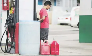  ?? Juan.martinez@gfrmedia.com ?? El 8 de enero, un ciudadano esperaba por gasolina en Guayanilla, tras el terremoto del día anterior. EN LA FOTO un ciudadano espera para llenar dos galones de gasolina en el sector Magas de Guayanilla.