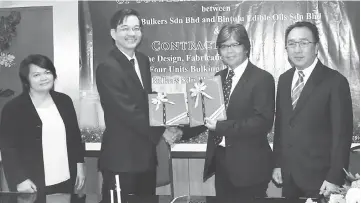  ??  ?? Medan (second right) exchanges the supplement­ary agreement documents with Lu as Sia (left) and Shamsuddin look on.