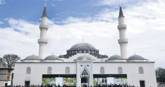  ??  ?? A crowd listens to President Recep Tayyip Erdoğan’s speech at the inaugurati­on of the Diyanet Center of America in Lanham, Maryland, April 2, 2016.