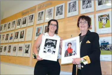  ?? NEWS PHOTO SEAN ROONEY ?? Jenna Cunningham (left) and Gay Dubeau pose at their Medicine Hat Sports Wall of Fame induction ceremony Thursday at the Family Leisure Centre.