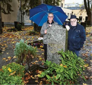  ?? Foto: Silvio Wyszengrad ?? Stefan Jahn und Arno Loeb (von links) haben sich für das Grab des im vergangene­n Jahr verstorben­en Hugo Eckardt eingesetzt.