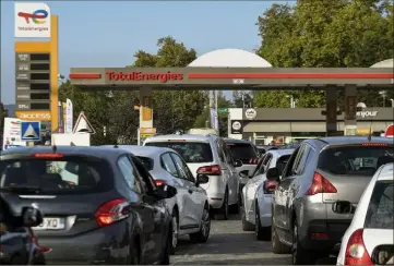  ?? (Photo PQR/LE Progrès) ?? Hier encore, partout en France (ici à Bron, dans la banlieue lyonnaise), les automobili­stes ont patienté de longues heures pour tenter de remplir leur réservoir. Souvent en vain.