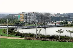  ?? DENISE PIPER/FAIRFAX NZ ?? New Zealand’s largest residentia­l apartment block, is being built in Albany but the price of average sales has fallen for the suburb.